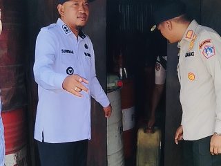 Wawali Kota Kendari Sudirman Pimpin Penggerebekan Dugaan Penimbunan BBM Subsidi, Ratusan Liter Diamankan