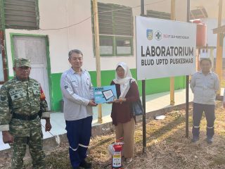 PT DSSP Power Kendari Serahkan Bantuan Penerangan dan APAR ke Puskesmas Lalowaru