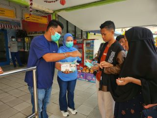 Peduli Dampak Kabut Asap, Pelindo Kendari Bagikan Masker Gratis kepada Penumpang Kapal Cepat