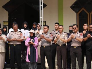 Sambut HUT ke-75 Humas Polri, Bid Humas Polda Sultra Bersihkan Masjid Al Ikhwan
