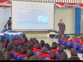 Danlanal Kendari Bekali Calon Taruna-Taruni SMKN 7 Kendari dengan Disiplin dan Cinta Tanah Air