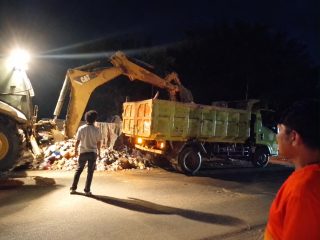Pemkot Kendari Kerahkan 7 Truk Sampah dan 1 Loader Bersihkan Tumpukan Sampah di Baruga